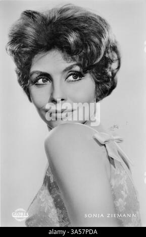 Un'antica cartolina con l'attrice, ballerina e cantante tedesca Sonja Ziemann, pubblicata in Germania, intorno al 1950 SOLO PER USO EDITORIALE Foto Stock