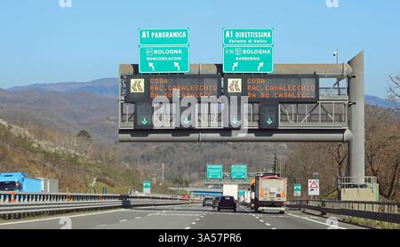 Incrocio autostradale nell'italia centrale chiamato VARIANTE DI VALICO per collegare Firenze e la città di Bologna in ITALIA Foto Stock