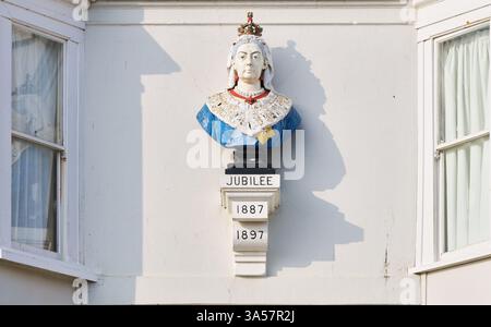 Busto, della Regina Vittoria e del suo Giubileo, all'hotel Fairhaven sulla passeggiata a Weymouth, Dorset. Inghilterra. Foto Stock