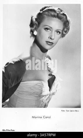 Un'antica cartolina con l'attrice francese Martine Carol, pubblicata in Germania, intorno al 1950 SOLO PER USO EDITORIALE Foto Stock