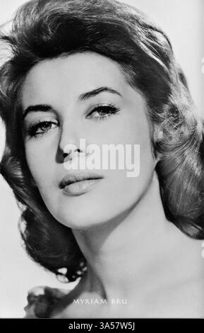 Un'antica cartolina con l'attrice cinematografica francese Myriam Bru, pubblicata in Germania, intorno agli anni '1950 SOLO PER USO EDITORIALE Foto Stock