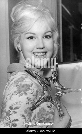 Un'antica cartolina con film, televisione e teatro francese, attrice e scrittrice Marie Demongeot, pubblicata in Germania intorno agli anni '1950 Marie-Hélène Foto Stock