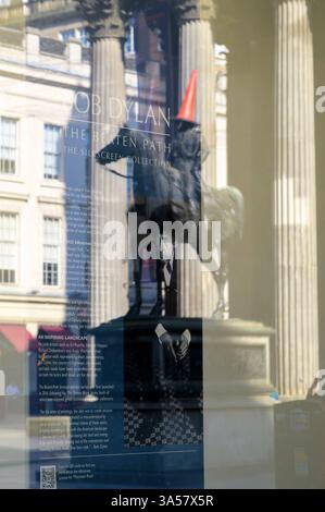Riflesso nella finestra di una galleria che vende opere d'arte di Bob Dylan, Queen Street, Glasgow, Scozia, Regno Unito, Europa Foto Stock