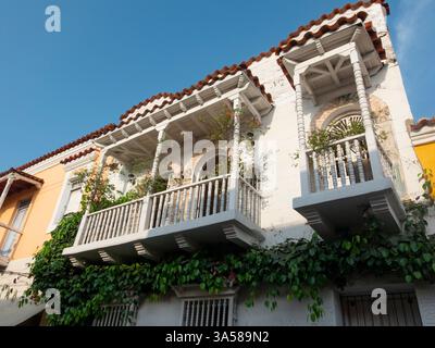 Vista di un'affascinante vecchia casa coloniale con balcone in una strada di Cartagena, Colombia Foto Stock