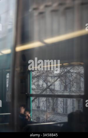 La donna della metropolitana nei quartieri di lusso - linea 6 a Parigi, Francia Foto Stock