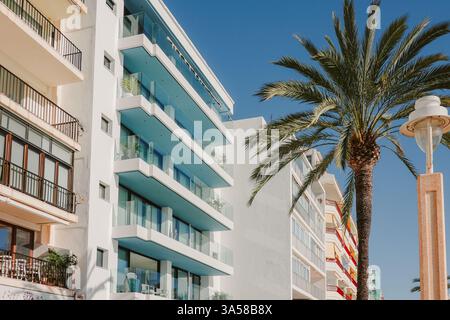 Paesaggio urbano di Altea. Vista sulla città di Altea, edificio moderno ristrutturato vicino al Mar Mediterraneo. Altea, provincia di Alicante, Comunità Valenciana, Spagna. Foto Stock