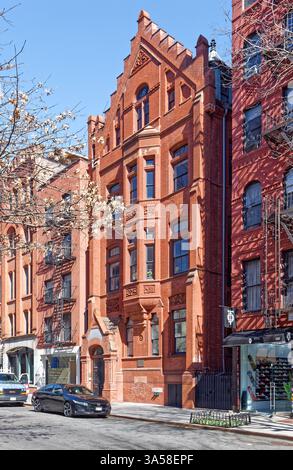La Fourteenth Ward Industrial School, punto di riferimento di New York, al 256 di Mott Street, costruita dalla Children's Aid Society, è ora un appartamento cooperativo. Foto Stock