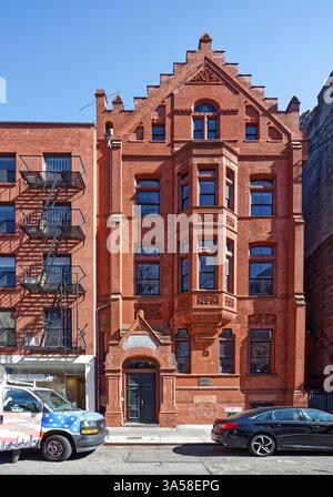 La Fourteenth Ward Industrial School, punto di riferimento di New York, al 256 di Mott Street, costruita dalla Children's Aid Society, è ora un appartamento cooperativo. Foto Stock