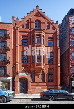 La Fourteenth Ward Industrial School, punto di riferimento di New York, al 256 di Mott Street, costruita dalla Children's Aid Society, è ora un appartamento cooperativo. Foto Stock