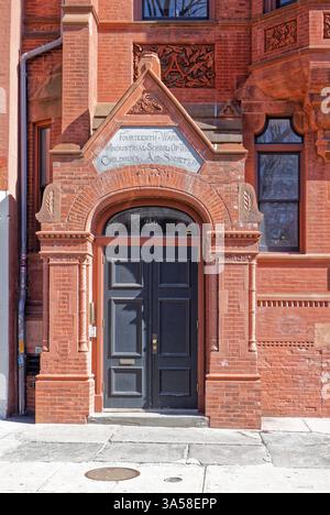 La Fourteenth Ward Industrial School, punto di riferimento di New York, al 256 di Mott Street, costruita dalla Children's Aid Society, è ora un appartamento cooperativo. Foto Stock