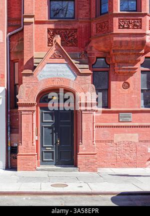 La Fourteenth Ward Industrial School, punto di riferimento di New York, al 256 di Mott Street, costruita dalla Children's Aid Society, è ora un appartamento cooperativo. Foto Stock