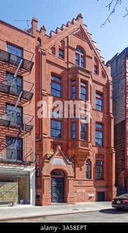 La Fourteenth Ward Industrial School, punto di riferimento di New York, al 256 di Mott Street, costruita dalla Children's Aid Society, è ora un appartamento cooperativo. Foto Stock