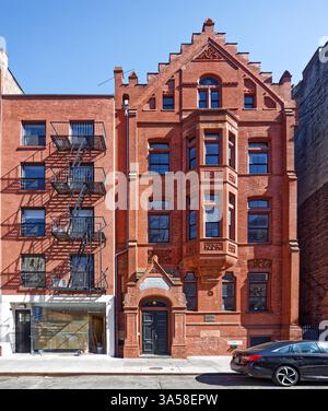 La Fourteenth Ward Industrial School, punto di riferimento di New York, al 256 di Mott Street, costruita dalla Children's Aid Society, è ora un appartamento cooperativo. Foto Stock