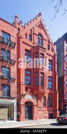 La Fourteenth Ward Industrial School, punto di riferimento di New York, al 256 di Mott Street, costruita dalla Children's Aid Society, è ora un appartamento cooperativo. Foto Stock