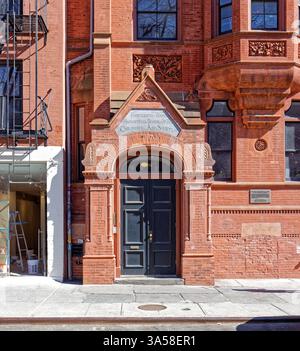 La Fourteenth Ward Industrial School, punto di riferimento di New York, al 256 di Mott Street, costruita dalla Children's Aid Society, è ora un appartamento cooperativo. Foto Stock