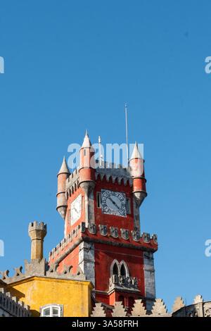 Sintra, Portogallo - Torre dell'Orologio decorata in rosso del Palazzo a pena, fuori Lisbona Foto Stock
