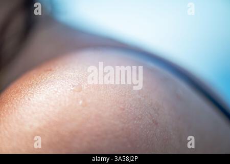 Una foto macro estremamente dettagliata che cattura gocce d'acqua scintillanti sulla pelle liscia, evidenziando texture, freschezza e bellezza naturale. Foto Stock