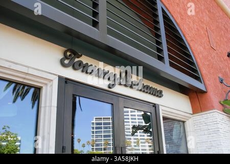 Newport Beach, California, Stati Uniti - 07-15-2019: Una vista di un cartello di fronte al negozio di abbigliamento conosciuto come Tommy Bahama. Foto Stock