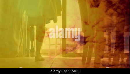 Persona che cammina verso la porta aperta del patio con la luce del sole che scorre dentro Foto Stock