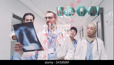 Medici in corridoio ospedaliero che esaminano la radiografia toracica, discutere la diagnosi del paziente Foto Stock