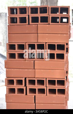 Una pila di mattoni o blocchi di cemento rosso in un cantiere a Bejucal, Trinidad e Tobago. Foto Stock