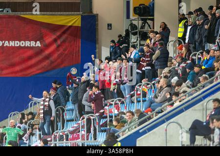 Andorra la Vella, Andorra : 2025 marzo 21: Tifosi lettoni durante la partita di qualificazione ai Mondiali 2026 tra Andorra e Lettonia a Estad Foto Stock