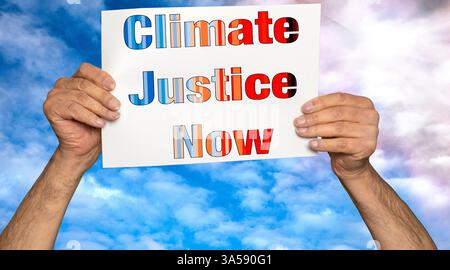 Immagine composita di una protesta contro la giustizia climatica, che mostra le mani con un cartello con scritto "Climate Justice Now". Questo rappresenta la protesta delle persone su questioni ambientali come il riscaldamento globale e il cambiamento climatico. Foto Stock