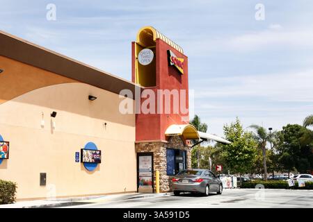Costa Mesa, California, Stati Uniti - 07-30-2019: Una vista dell'area drive thru presso un fast food Sonic Drive in. Foto Stock