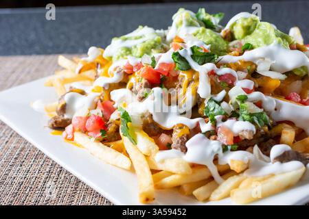 Vista ravvicinata di un piatto di carne asada patatine fritte. Foto Stock
