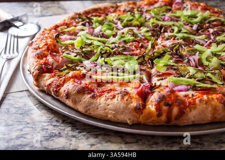 Vista su una torta vegetariana e pizza a base di carne. Foto Stock