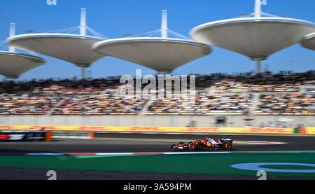 Pechino, Cina. 21 marzo 2025. Il pilota britannico Lewis Hamilton della Ferrari guida durante le qualifiche sprint del Gran Premio di Cina di Formula 1 al circuito internazionale di Shanghai nella Cina orientale di Shanghai, il 21 marzo 2025. Crediti: Xia Yifang/Xinhua/Alamy Live News Foto Stock