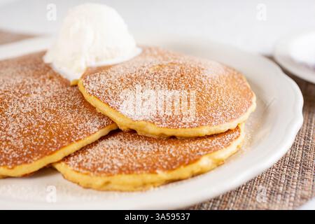 Vista di un piatto di pancake di zucca e spezie. Foto Stock