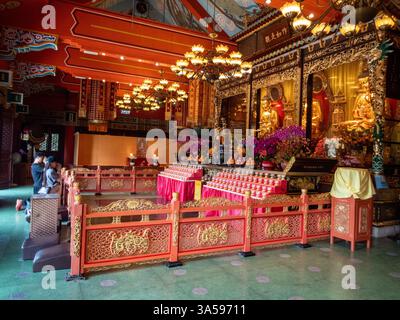 Hong Kong, Cina. 21 marzo 2025. I turisti pregano al monastero po Lin a Ngong Ping, Lantau Island, Hong Kong. Il Tian Tan Buddha sull'isola di Lantau è una statua di bronzo alta 34 metri, una delle più grandi al mondo. Si trova presso il Monastero di po Lin, un famoso sito buddista. Credito: SOPA Images Limited/Alamy Live News Foto Stock