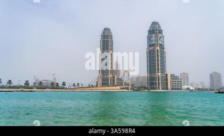 The Pearl, Qatar - 24 febbraio 2025: Una splendida vista delle Torri UDC nella Perla, con architettura moderna e lusso sullo skyline della città. Foto Stock