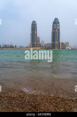 The Pearl, Qatar - 24 febbraio 2025: Una splendida vista delle Torri UDC nella Perla, con architettura moderna e lusso sullo skyline della città. Foto Stock