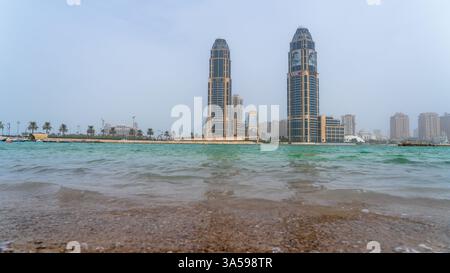 The Pearl, Qatar - 24 febbraio 2025: Una splendida vista delle Torri UDC nella Perla, con architettura moderna e lusso sullo skyline della città. Foto Stock