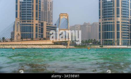 The Pearl, Qatar - 24 febbraio 2025: Una splendida vista delle Torri UDC nella Perla, con architettura moderna e lusso sullo skyline della città. Foto Stock