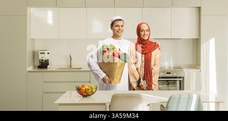 Una coppia del Medio Oriente con una borsa della spesa in cucina Foto Stock