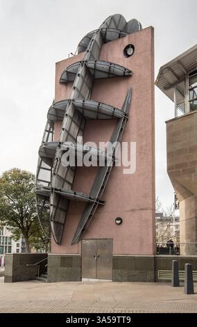 "Off kilter" Verkleidung eine skulpturale rund um eines der Gebäude im Millennium Square, Leeds. Entworfen von Richard Wilson Foto Stock
