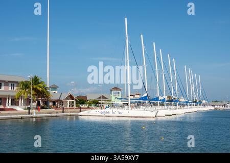VARADERO, CUBA - 1 SETTEMBRE 2023: Marina Varadero a Cuba con Crudero del Sol yacht e navi bianche Foto Stock