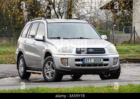 OSTRAVA, CECHIA - 20 NOVEMBRE 2023: SUV Toyota RAV4 II XA20 Silver parcheggiata in strada in autunno Foto Stock