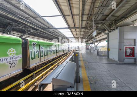 Bangkok, THAILANDIA - 14 febbraio 2025: La stazione BTS Keha, BTS o Skytrain è il sistema di trasporto pubblico di Bangkok, uno dei metodi più convenienti per il tra Foto Stock