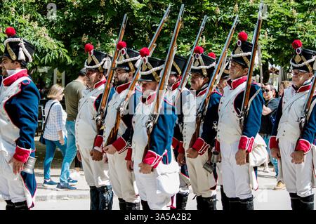 Aprile 30. 2023; Madrid, Spagna. Un gruppo di rievocatori storici rappresenta soldati di epoca napoleonica, indossando uniformi militari con bianco e bianco Foto Stock