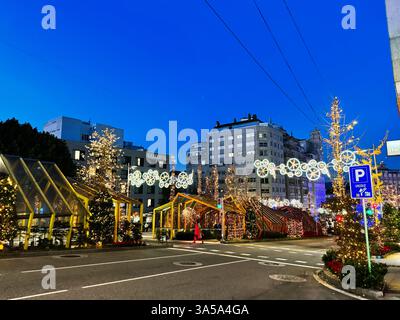 Vigo, Spagna - 31 dicembre 2024: Mercatino di Natale splendidamente illuminato a Vigo, Spagna, durante un sereno cielo serale. Foto Stock