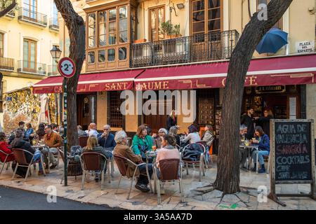 Caffè Sant Jaume con persone sedute all'aperto nel tardo inverno in Plaza del esparto, Valencia, Spagna, Europa Foto Stock