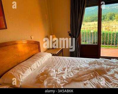 Letto non fatto in un hotel. Segovia, Spagna. Foto Stock