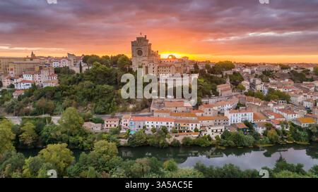 Vista aerea della storica cattedrale di Beziers all'alba, in Francia. Foto Stock