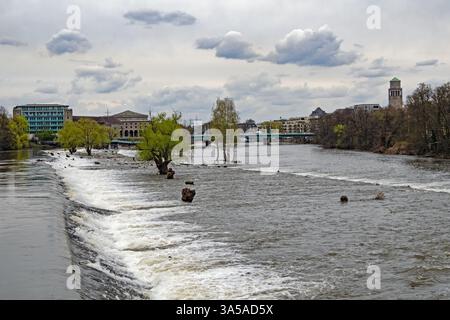 Vista sul fiume Ruhr vicino alla città di Mülheim an der Ruhr, Germania Foto Stock