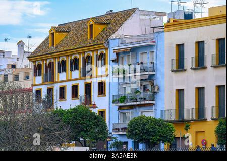 Facciata di vecchi edifici in colori pastello. Foto Stock