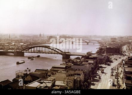 Foto d'epoca dei ponti di Komagatabashi e Umayabashi visti da Asakusa a Tokyo, Giappone - 1956 Foto Stock